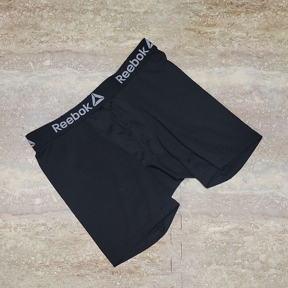 REEBOK MENS INSIDE SHORTS POLY SIZE MEDIUM. AROUND 31+- WAIST